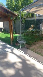 ルハン・デ・クージョにあるArtin House Mendozaの庭の傘下に座る椅子