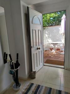 een open deur naar een veranda met een patio bij Suite de invitados independiente in Cerdanyola del Valles