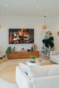 TV a/nebo společenská místnost v ubytování Paradise Villa, luxury villa near the beach