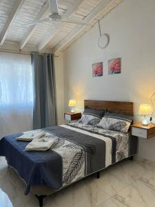 ルハン・デ・クージョにあるArtin House Mendozaの大きなベッドと2つのランプがある寝室