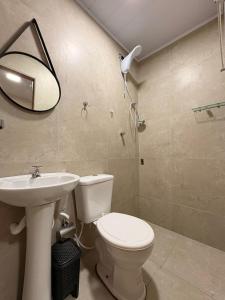 un bagno con un water, un lavandino e uno specchio di Pousada O auto da Compadecida a Campina Grande Altre 43 foto