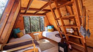 Giường trong phòng chung tại Gaia A-frame cabin