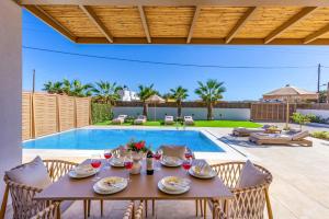 Swimmingpoolen hos eller tæt på Villa Kamelia Seaside Almyra by Villa Plus