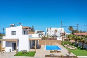 Swimmingpoolen hos eller tæt på Villa Kamelia Seaside Almyra by Villa Plus