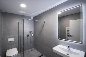 ein Badezimmer mit Dusche, Toilette und Waschbecken in der Unterkunft Hotel Villa Harmony - Free Parking in Sarajevo + 36 Fotos
