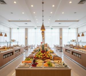 una linea a buffet con molti tipi diversi di frutta e verdura di Zafer Hotel a Malatya