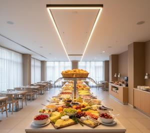 un buffet di cibo su un tavolo in un ristorante di Zafer Hotel a Malatya