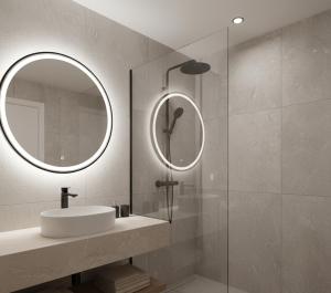 un bagno con lavandino e specchio di Zafer Hotel a Malatya