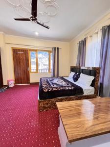 Giường trong phòng chung tại Raj Hotel