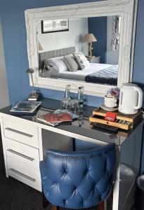 Schlafzimmer mit einem Schreibtisch, einem Bett und einem Spiegel in der Unterkunft Salt on the Harbour in Bridlington + 29 Fotos