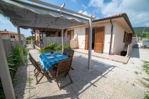 a patio with a table and chairs under an umbrella at Golfo di Lacona in Lacona