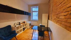 een woonkamer met een tafel en een bakstenen muur bij 3-Zimmer Wohnung in Mannheim +13 foto's