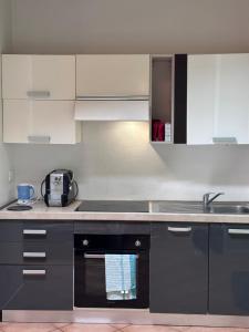 una cocina con armarios en blanco y negro y fregadero en Garibaldi 4 Loft, en Brescia 30 fotos más