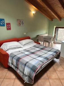 Un dormitorio con una cama grande en una habitación. en Garibaldi 4 Loft, en Brescia