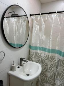 een badkamer met een wastafel en een spiegel bij Artin House Mendoza in Ciudad Lujan de Cuyo +23 foto's