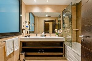 a bathroom with a sink and a large mirror at Hotel Indigo Barcelona - Plaza Catalunya 4Sup by IHG in Barcelona