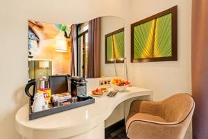 a hotel room with a desk and a chair at Hotel Indigo Barcelona - Plaza Catalunya 4Sup by IHG in Barcelona