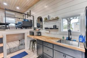 una cucina in una casetta minuscola con lavandino di Tiny Islands Resort Entire Property a Fischer
