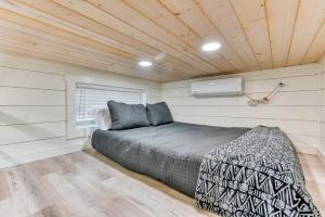 una camera da letto in una casetta con un letto di Tiny Islands Resort Entire Property a Fischer