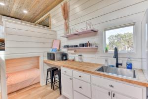 una cucina con lavandino in una casetta minuscola di Tiny Islands Resort Entire Property a Fischer Altre 71 foto