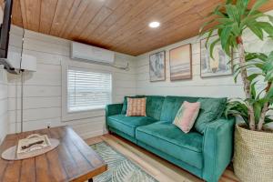 un soggiorno con un divano verde e un tavolo di Tiny Islands Resort Entire Property a Fischer