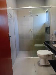 ein Badezimmer mit Glasdusche und Toilette in der Unterkunft Hotel Tamboril in Barra Bonita + 53 Fotos