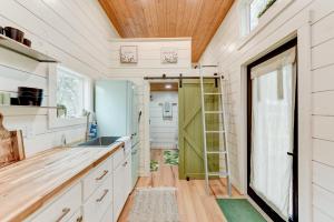 una cucina con armadi bianchi e una porta verde di Tiny Islands Resort - Kauai a Fischer Altre 8 foto