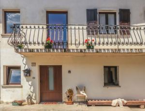 een gebouw met een balkon met bloemen erop bij Casa Lukezovi  +2 foto's