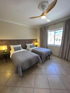 una camera da letto con due letti e un ventilatore a soffitto di Spacious Villa Victoria Heated Pool a Callao Salvaje Altre 32 foto