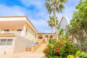 una villa con palme e una casa di Spacious Villa Victoria Heated Pool a Callao Salvaje