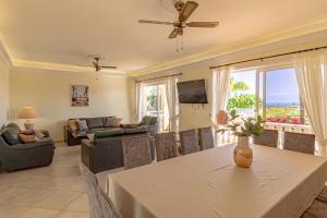 un soggiorno con un tavolo e un divano di Spacious Villa Victoria Heated Pool a Callao Salvaje