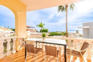 un balcone con tavolo e sedie e vista sull'oceano di Spacious Villa Victoria Heated Pool a Callao Salvaje