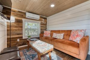 un soggiorno con un divano e un tavolo di Tiny Islands Resort - Madagascar a Fischer