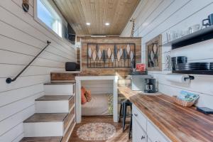 una casetta con cucina e letto a castello di Tiny Islands Resort - Madagascar a Fischer