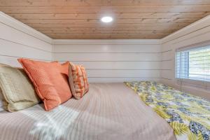 un letto in una stanza con soffitto in legno di Tiny Islands Resort - Madagascar a Fischer