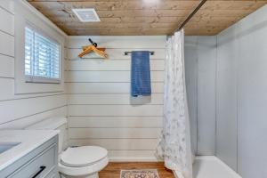 un bagno con un water e una tenda da doccia di Tiny Islands Resort - Madagascar a Fischer Altre 9 foto