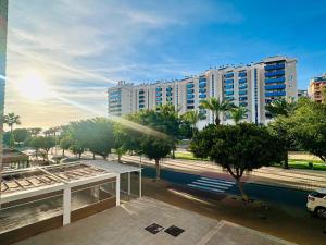 Blick auf eine Stadt mit einem Gebäude und Bäumen in der Unterkunft A1126 - Gemelos 24 - 2004 Finestrat in Cala de Finestrat