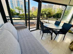 ein Zimmer mit einer Couch und einem Tisch und Stühlen in der Unterkunft A1126 - Gemelos 24 - 2004 Finestrat in Cala de Finestrat