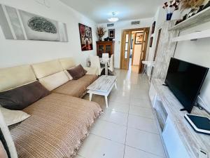 ein Wohnzimmer mit Sofa und Flachbildfernseher in der Unterkunft A1126 - Gemelos 24 - 2004 Finestrat in Cala de Finestrat