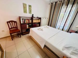 ein Schlafzimmer mit einem Bett, einem Stuhl und einem Bücherregal in der Unterkunft A1126 - Gemelos 24 - 2004 Finestrat in Cala de Finestrat + 30 Fotos