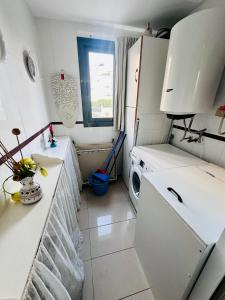 eine kleine Küche mit Spüle und Kühlschrank in der Unterkunft A1126 - Gemelos 24 - 2004 Finestrat in Cala de Finestrat