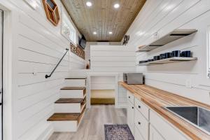 una piccola casa con pareti e scale bianche di Tiny Islands Resort - Canary a Fischer