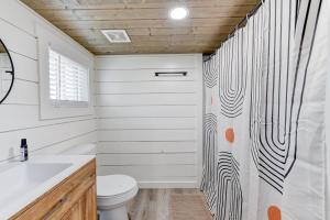 un bagno con un water e una tenda da doccia di Tiny Islands Resort - Canary a Fischer