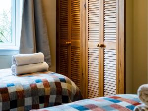 een slaapkamer met een bed, een raam en luiken bij Ninetrees - Uk47883 in Keilour +5 foto's