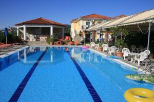 Bazén v ubytování Metaxa Hotel nebo v jeho okolí