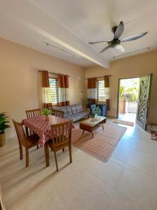 ein Wohnzimmer mit einem Tisch und einem Sofa in der Unterkunft Cozy Little Retreat Walking Distance to Sg Rening in Batang Kali