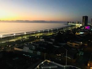 uitzicht op een stad met de oceaan in de nacht bij Arriendo Iquique frente a Playa Brava in Iquique