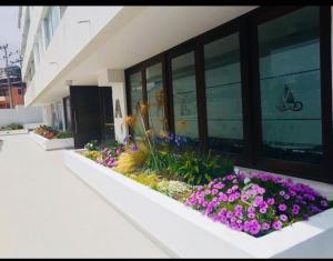 een gebouw met bloemen aan de zijkant bij Arriendo Iquique frente a Playa Brava in Iquique