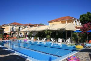 Bazén v ubytování Metaxa Hotel nebo v jeho okolí