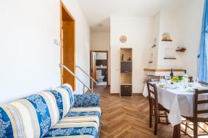 a living room with a table and a couch at Villa Antonina & Mino in Cala Liberotto